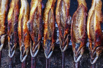 传统的巴伐利亚Steckerlfisch，慕尼黑，德国巴伐利亚
