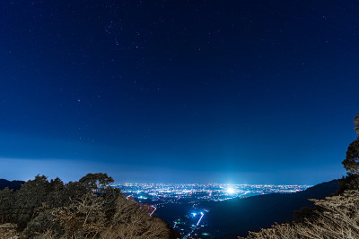 山腰上的城市夜景和星空