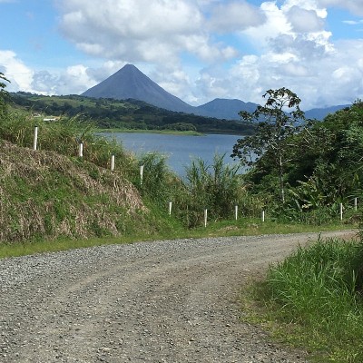 从湖里看阿里纳斯火山