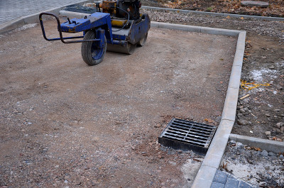 桥下道路间铺设坡道，抗侵蚀加固，加固路堤边坡。用花岗石立方体铺装不规则缝隙。栽树洞