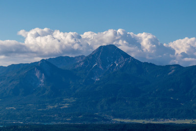 奥斯瓦尔迪堡-奥地利阿尔卑斯山麓山谷的全景。后面的山非常陡峭