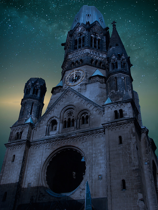 柏林著名的教堂Gedächtniskirche的星空夜景