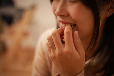 女人咬指甲