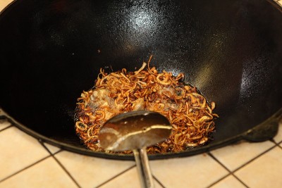 用大碗烹制肉饭