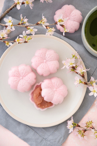那中反映了樱花花瓣的形象。monaka是一种日本传统蛋糕