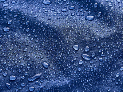 水滴在织物上。