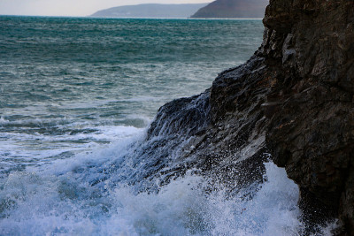 海上风暴过后，海浪席卷了卡尔里昂湾