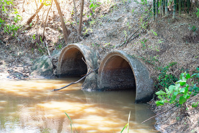 混凝土管道在沼泽中排水