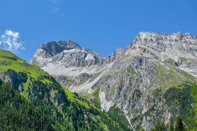 格劳宾登州普雷达周围美丽的高山自然