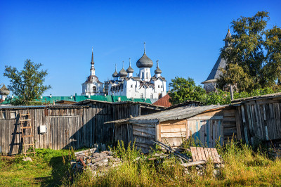 Solovetsky岛的一个带有木棚的住宅建筑的庭院