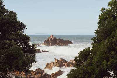 风暴的波浪冲击着岩石的前海岸