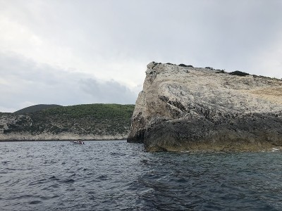 比斯沃岛、科米亚岛有蓝色岩洞、蓝色岩洞，紧邻赫瓦尔附近的地中海亚得里亚海