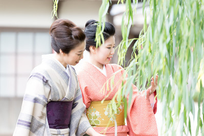 两个日本女人在浴田和离开