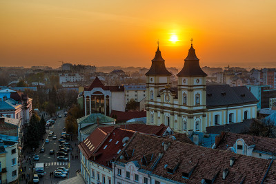 2017年10月，乌克兰Ivano-Frankivsk。老城区日落，俯视图