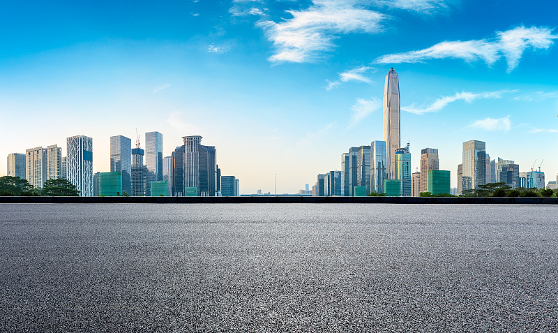 沥青广场道路和现代城市天际线全景在深圳