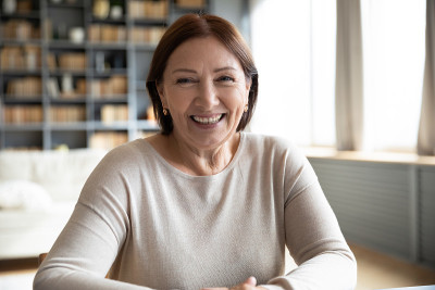 头像微笑的成熟女人的视频电话