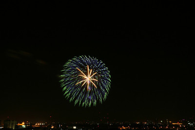 烟花在节日从城市