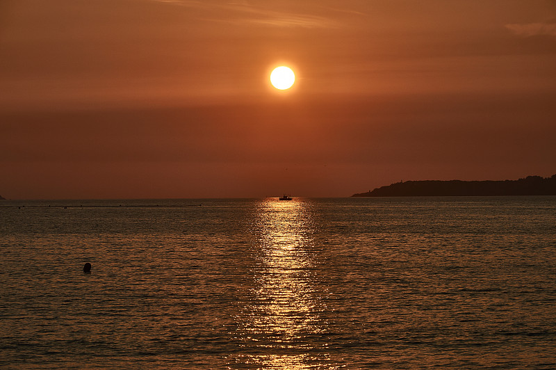 萨米尔·德·维戈海滩上的日落。Rias Baixas, Pontevedra，加利西亚，西班牙