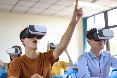 学生在教室与新技术vr头盔的乐趣