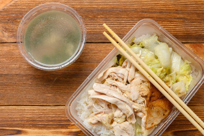 顶视图快餐与碎煮鸡，蔬菜和汤