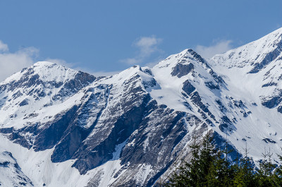 有岩石和雪的山