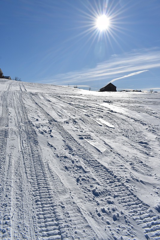 一辆摩托雪橇小道