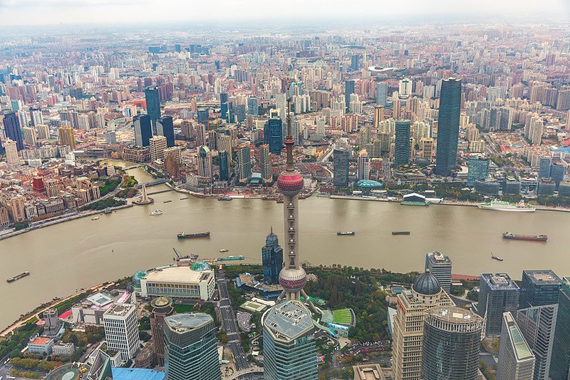 上海城市天际线，可以看到浦东和黄浦江的摩天大楼。上海,中国。