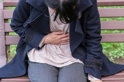 女人抱着她的肚子