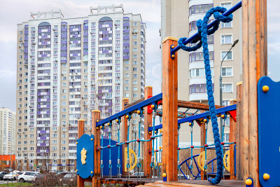 儿童游乐场公寓住宅。城市发展概念。