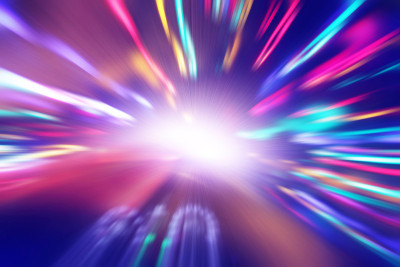 汽车在夜间快速行驶。运动模糊图像。