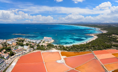 Salines de s'avall和Es Trenc海滩的鸟瞰图