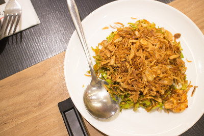 炸蒜、香辣豆瓣切片，配白菜