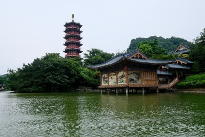 碧湖之上的亚洲宝塔和中国宋朝传统民居。