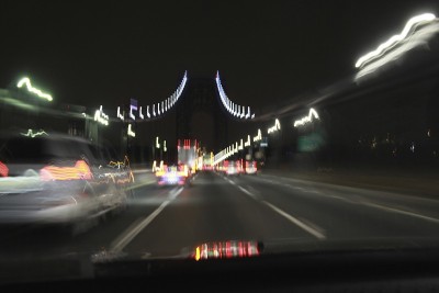 夜间开车时视野狭窄