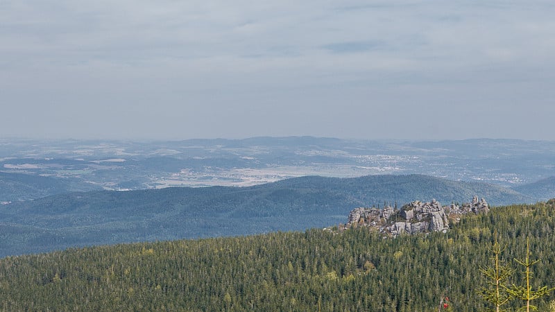 山景，复古效果平顺，林木林波，遥望岛屿上的古石