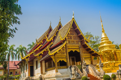 兰那风格的佛教教堂在佛寺(狮子佛)与蓝色的天空背景。Wat Phra Singh是一个重要的佛教寺庙