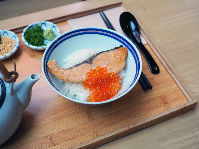 Ochazuke;一千年的传统日本料理用蒸米饭制成，加入盐腌鲑鱼、鱼卵和香菇木鱼海带汤或汤，并浇上海
