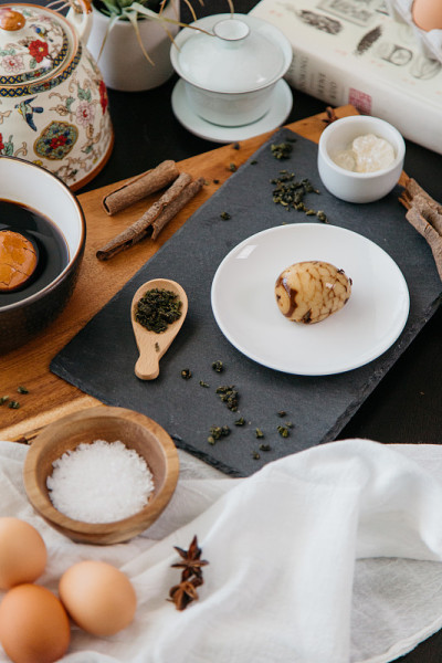 将茶叶蛋削皮放在上菜盘上，其他食材放在木板上。