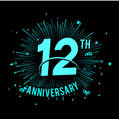 以烟花为背景的12周年纪念。在黑暗中发光的设计理念