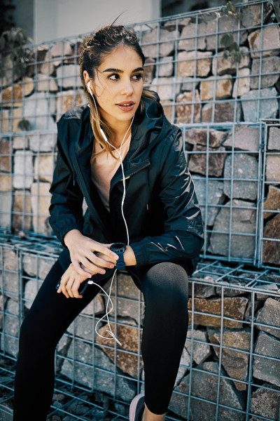 Young gorgeous fit sportswoman sitting outdoors, t