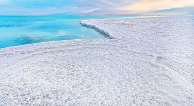 早晨的风景-白色的盐晶体海滩，清澈的水附近，典型的景观死海海岸，以色列