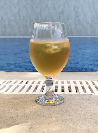 鸡尾酒在游泳池边
