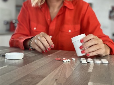 成年妇女在家厨房服用补品
