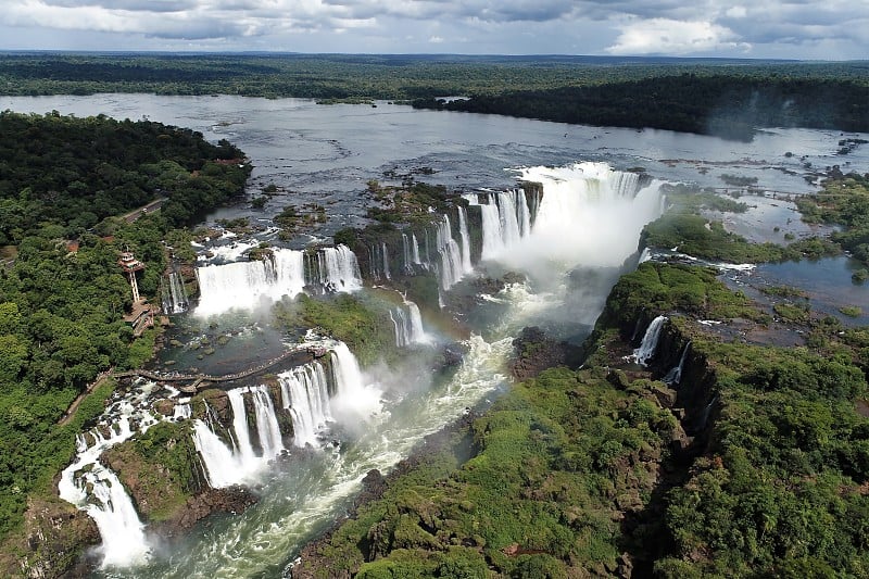 鸟瞰图的瀑布Iguaçu, Foz do Iguaçu，巴西和阿根廷的米塞内斯旅游点。伟大的景观。被