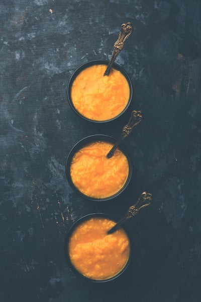 芒果浆/ Aam rus或Ras放在小碗里，有选择性地集中