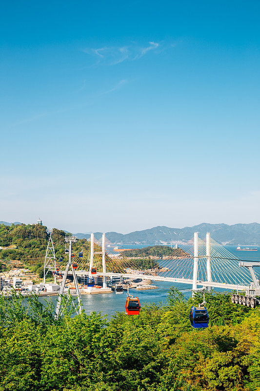 韩国丽水的斗山公园大部城桥和海上缆车