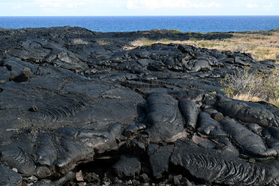 沿着火山口链路的黑色熔岩
