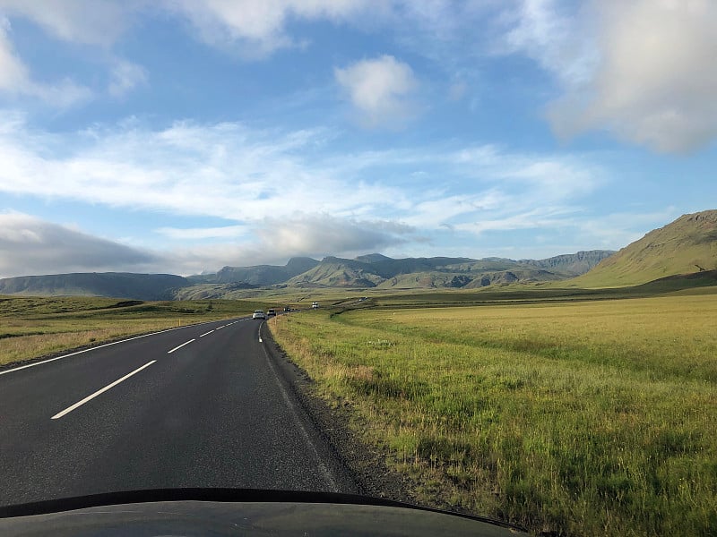 空旷的道路穿过冰岛美丽的南部