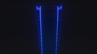 索尼新产品展示，黑色背景上的无线白色游戏机PlayStation 5。未来的蓝色辉光。游戏控制台。游