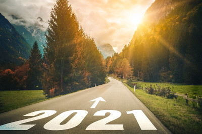 2021年新年旅行和未来愿景的概念。